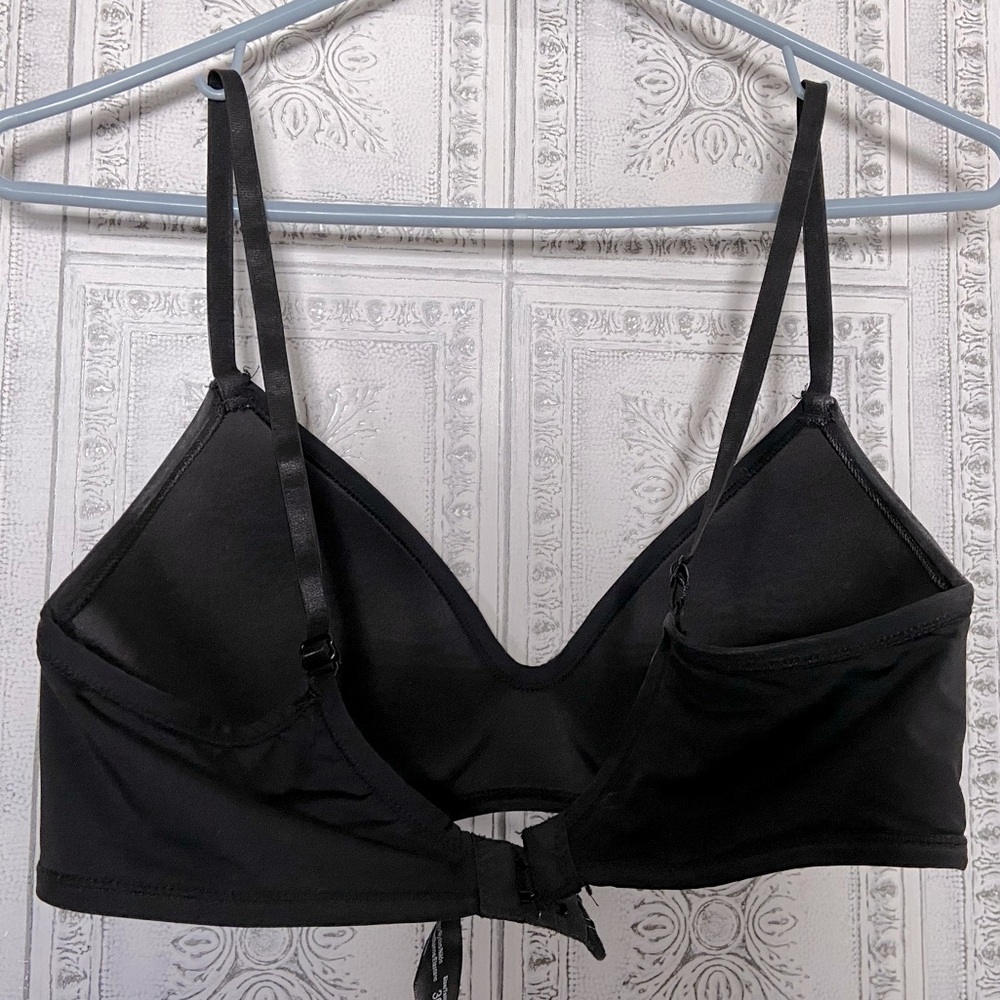 NWOT Sz-36/B Bra in a Minimalist Basic Black, Comfy, Silky, Smooth Fit, No Wires